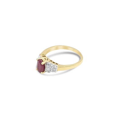 14K - Yellow Gold Ruby & Diamond Ring - TDW 0.10 CT